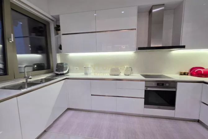 Shtepi ne shitje Apartament ne Tirane, 3+1, Mobilimi E mobiluar, Pagesa 750,000  Euro.