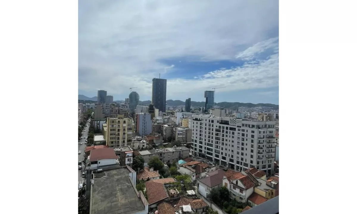 JEPET ME QIRA AMBJENT ZYRE + POST PARKIMI DHE VERANDE NE QENDER TE TIRANES 