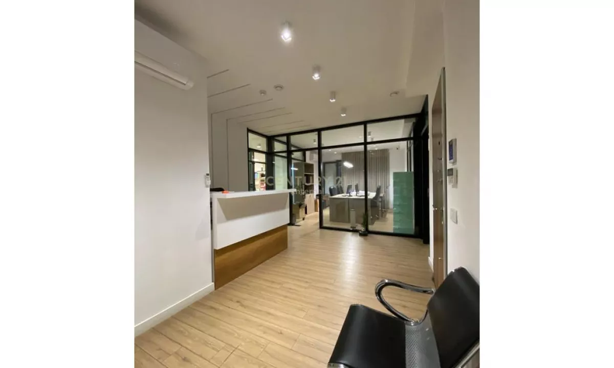 Jepet me Qira Ambjent per Zyra plus 4 poste Parkimi 