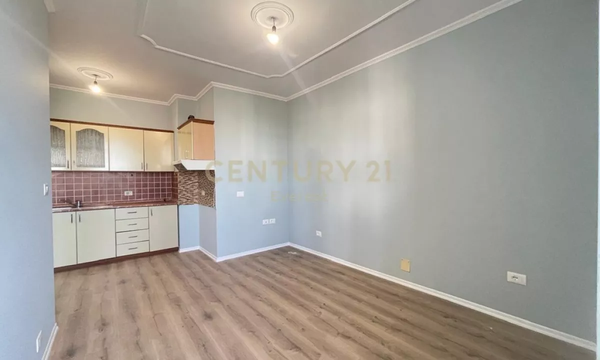 Shtepi ne shitje Apartament ne Tirane, 1+1, Mobilimi Bosh, pa mobiluar, Pagesa 140,000  Euro.