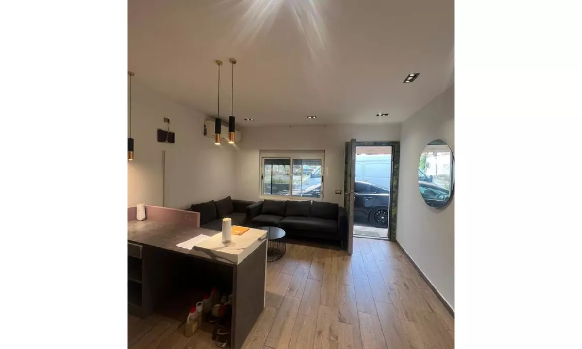 Jepet zyre me qera te Petro Nini 