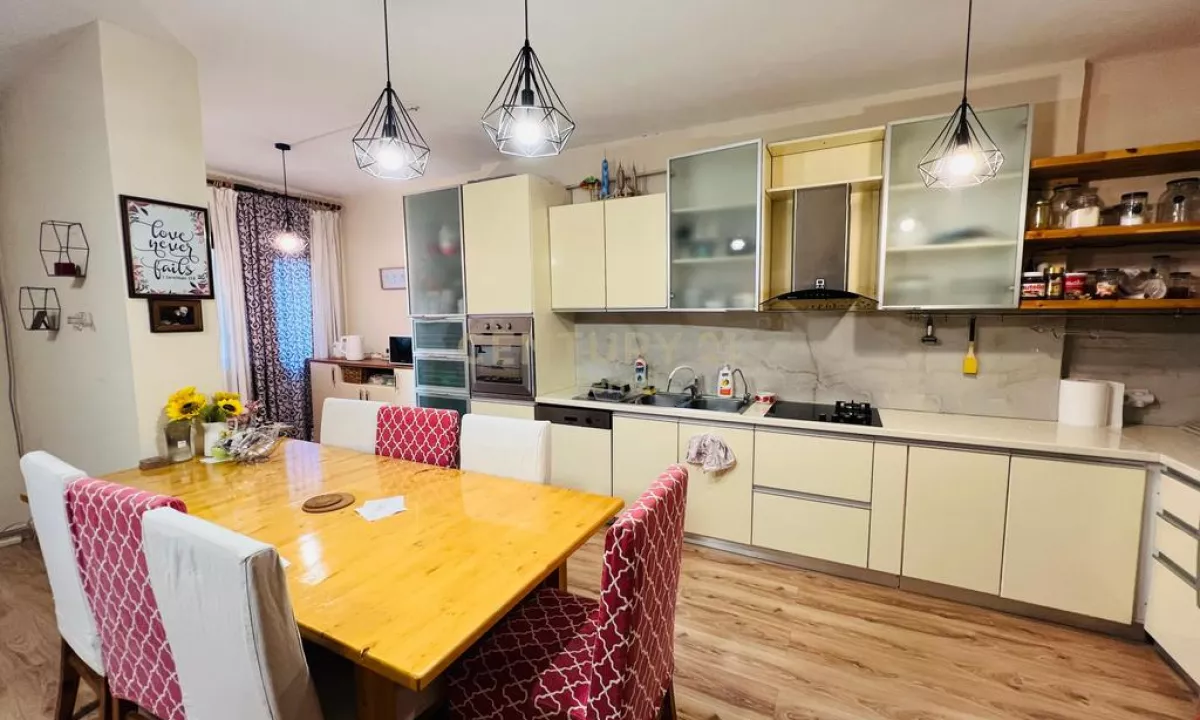 Shtepi ne shitje Apartament ne Tirane, 3+1, Mobilimi Pjeserisht e mobiluar, Pagesa 400,000  Euro.