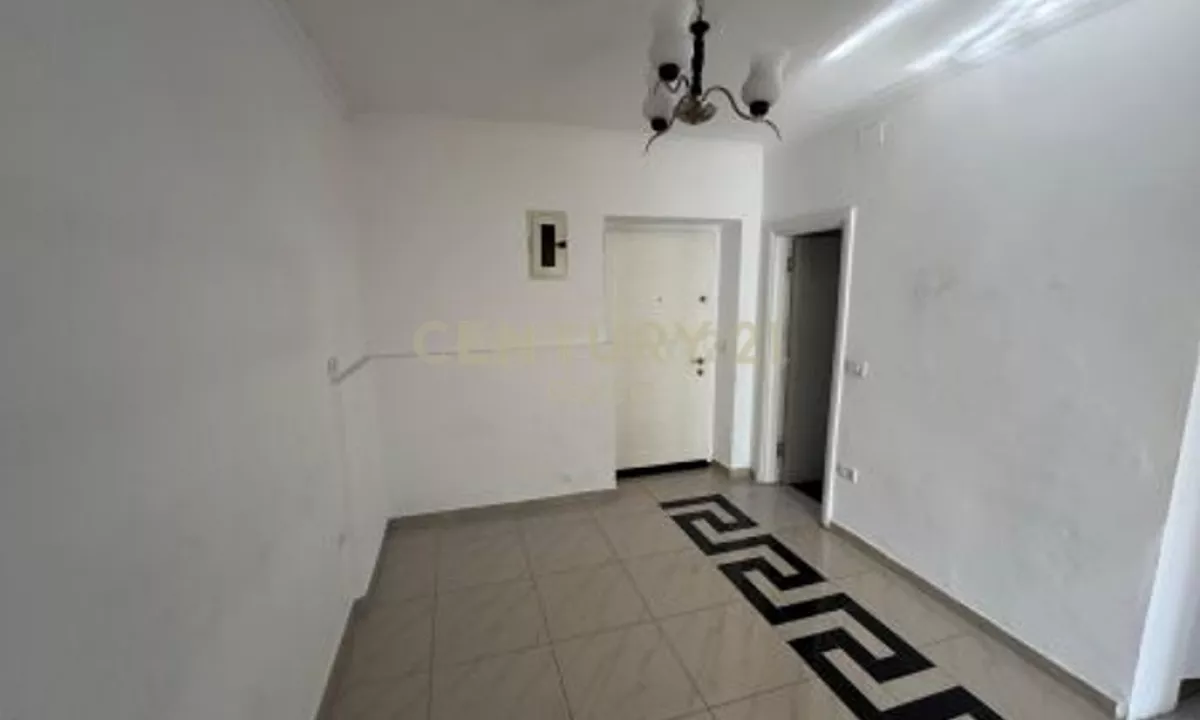 Jepet Me Qira Ambient Komercial ne Rrugen Mine Peza, Tirane 