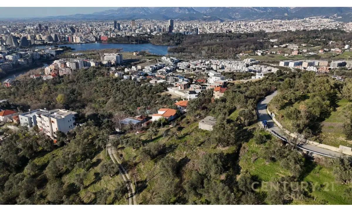 Toke per Shitje me Pamje nga Tirana dhe Liqeni, prane Rruges se Ullishtes 