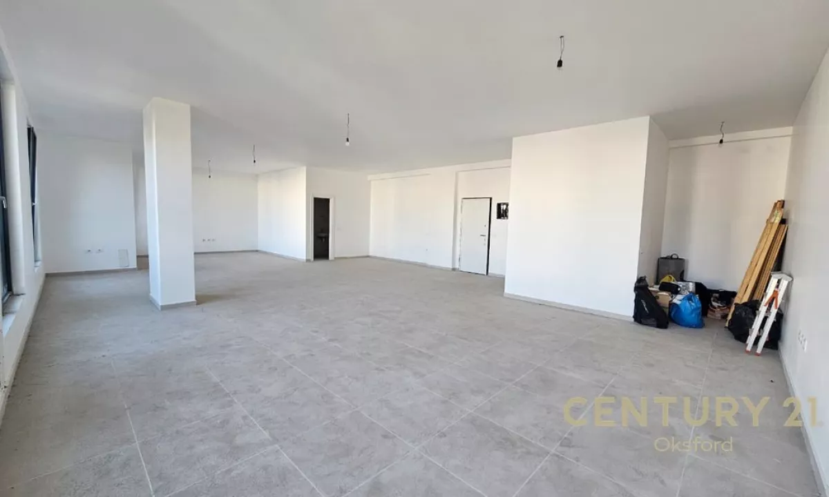 JAPIM ME QIRA AMBIENT KOMERCIAL TEK REZIDENCA ZIRKON ME VIZIBILITET NGA RRUGA KRYESORE! 