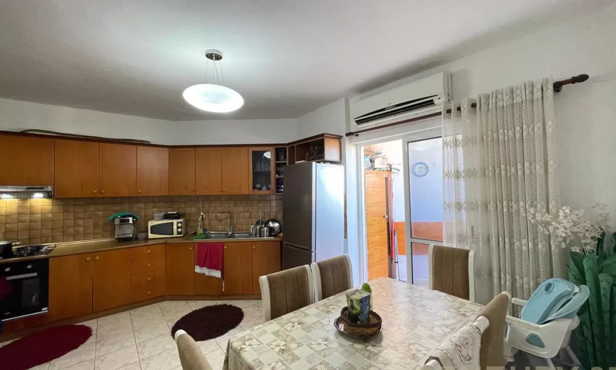 Shtepi ne shitje Apartament ne Tirane, 2+1, Mobilimi E mobiluar, Pagesa 165,000  Euro.