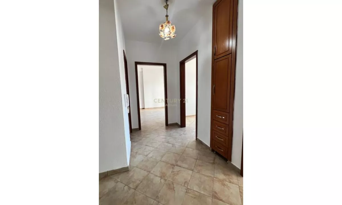 Shtepi ne shitje Apartament ne Tirane, 3+1, Mobilimi Bosh, pa mobiluar, Pagesa 128,000  Euro.