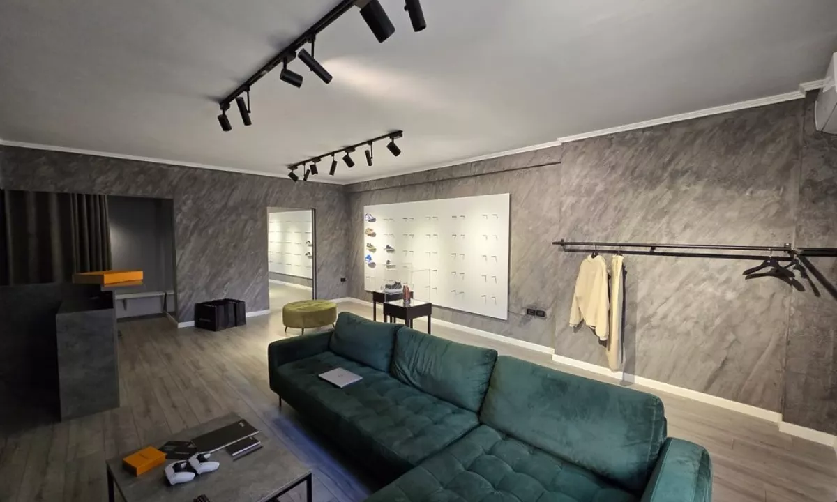 Ambjent komercial per shitje prane Pazarit te Ri! 