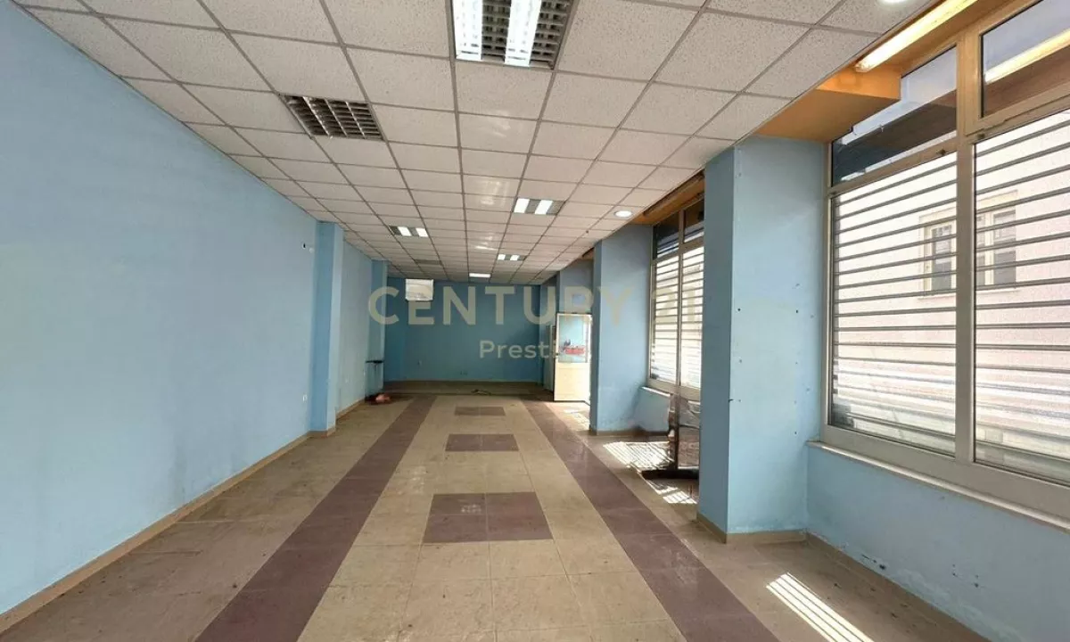 JAPIM ME QIRA AMBIENT KOMERCIAL PRANE STADIUMIT TE QYTETIT TE ELBASANIT!500 Euro /Muaj