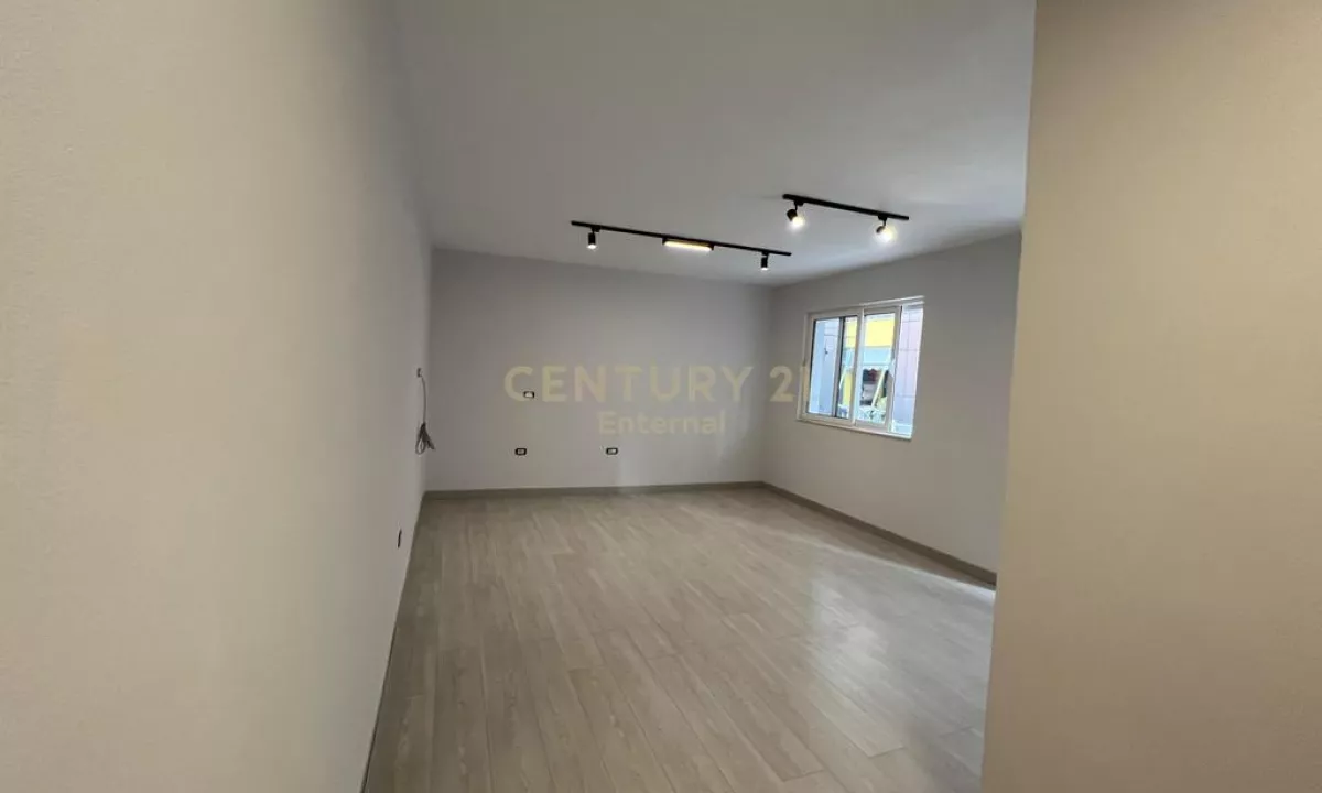 Zyre 1+1 me Qira prane Piramides 