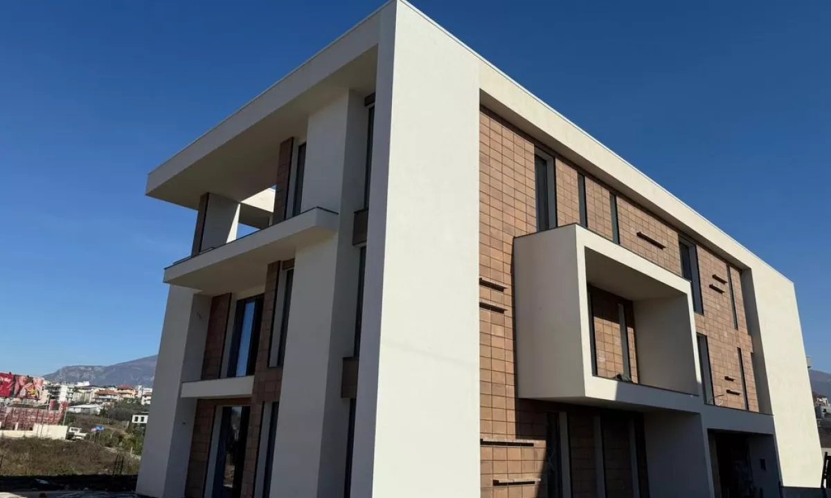 Shtepi ne shitje Apartament ne Tirane, 2+1, Mobilimi Bosh, pa mobiluar, Pagesa 294,000  Euro.