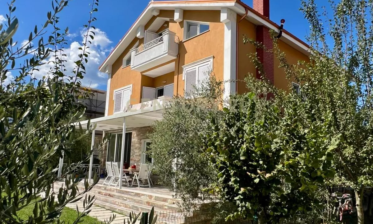Shtepi ne shitje Vila Luksoze ne Tirane, 6+1, Mobilimi E mobiluar, Pagesa 650,000  Euro.