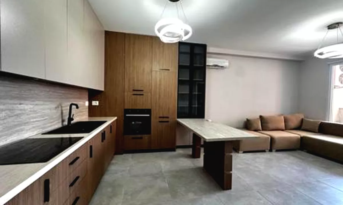Shtepi ne shitje Apartament ne Tirane, 1+1, Mobilimi E mobiluar, Pagesa 135,000  Euro.
