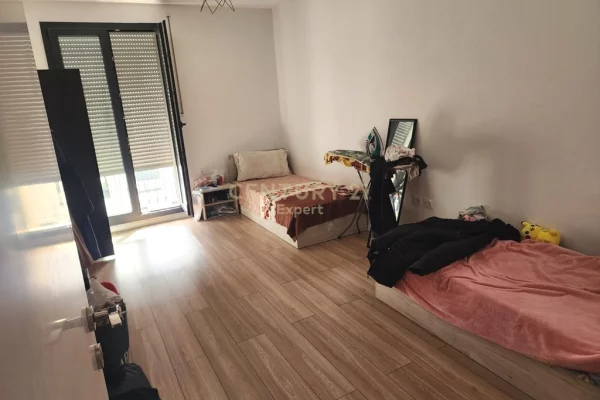 Shtepi ne shitje Apartament ne Tirane, 2+1, Mobilimi E mobiluar, Pagesa 225,000  Euro.