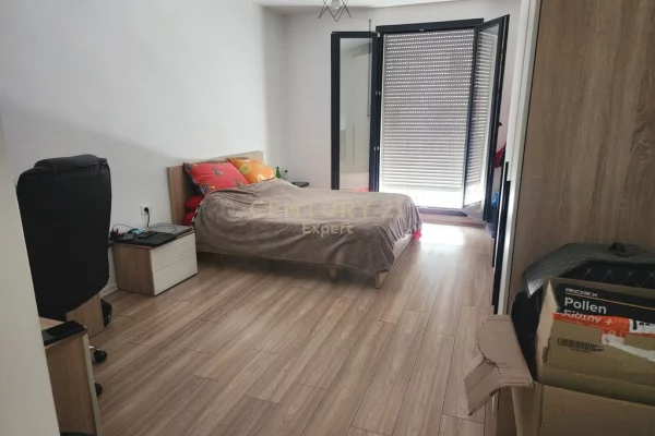 Shtepi ne shitje Apartament ne Tirane, 2+1, Mobilimi E mobiluar, Pagesa 225,000  Euro.