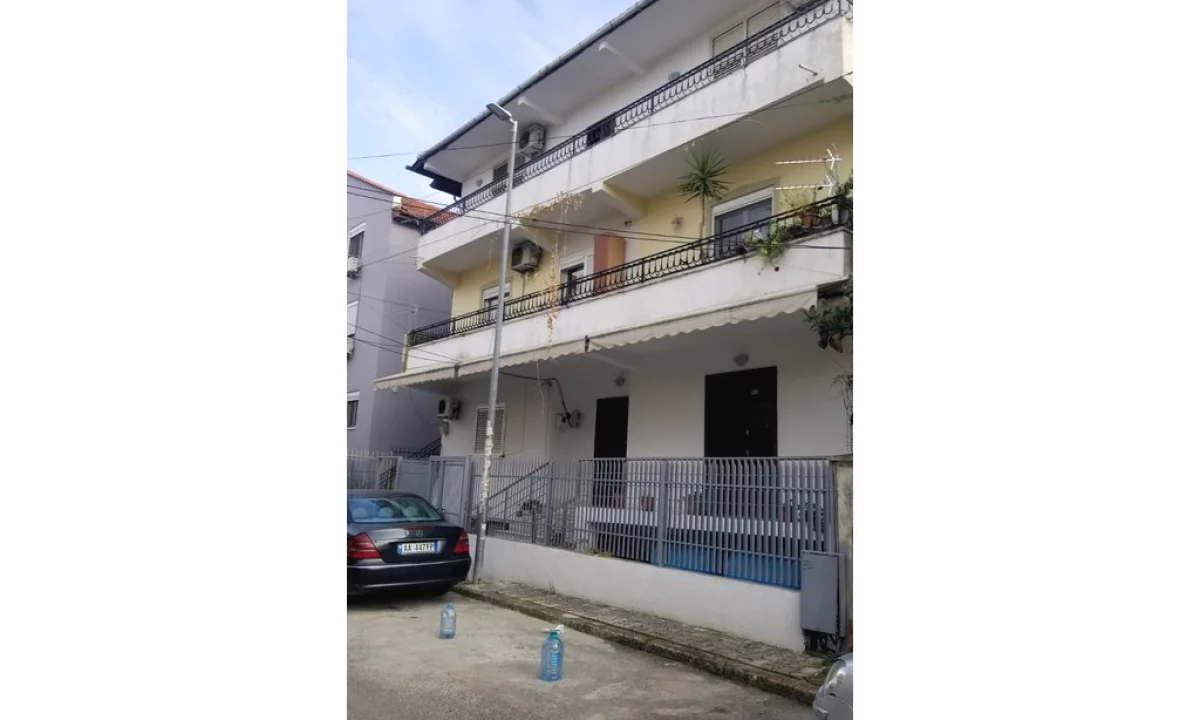 Shtepi ne shitje Apartament ne Tirane, 3+1, Mobilimi E mobiluar, Pagesa 180,000  Euro.