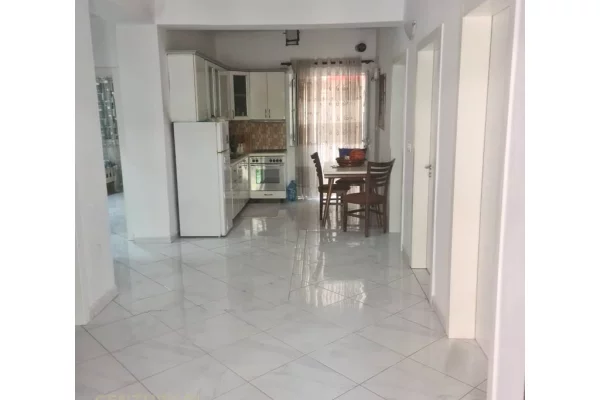 Shtepi ne shitje Apartament ne Tirane, 3+1, Mobilimi E mobiluar, Pagesa 180,000  Euro.