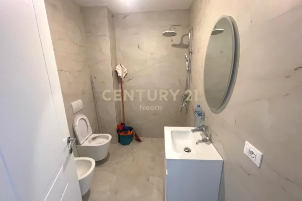 JEPET ME QIRA AMBIENT KOMERCIAL TE LAKE VIEW!1,200 Euro /Muaj