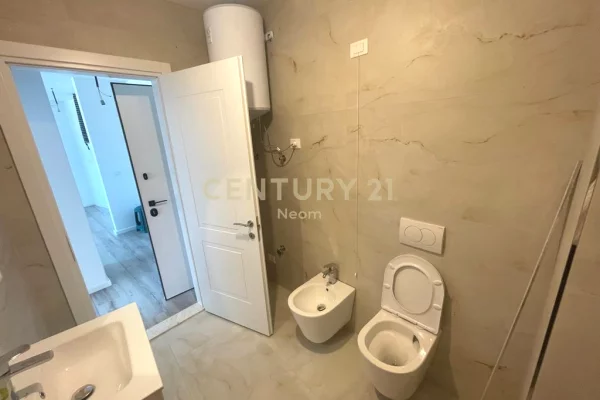 JEPET ME QIRA AMBIENT KOMERCIAL TE LAKE VIEW!1,200 Euro /Muaj