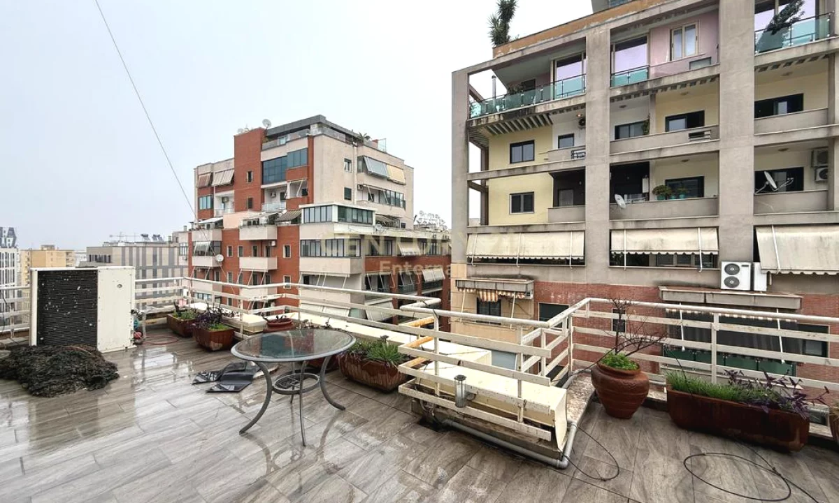 Zyre me Qira ne Qender te Tiranes