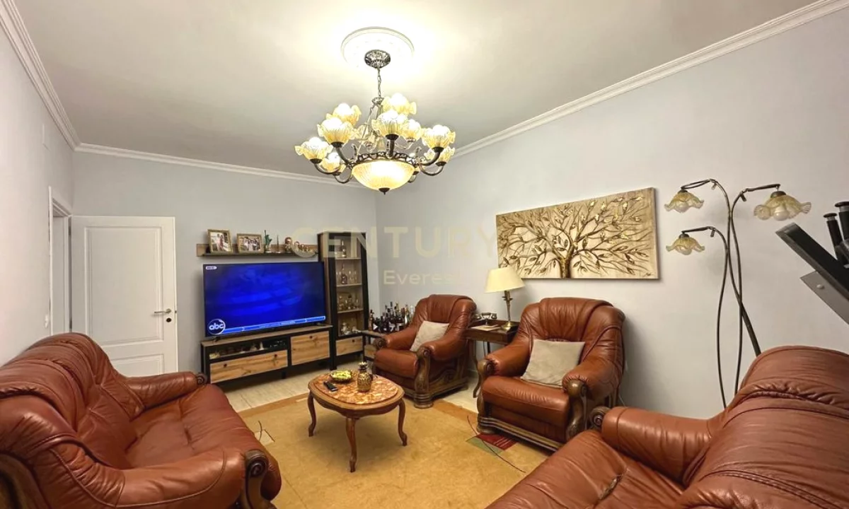 Shtepi ne shitje Apartament ne Tirane, 2+1, Mobilimi E mobiluar, Pagesa 250,000  Euro.