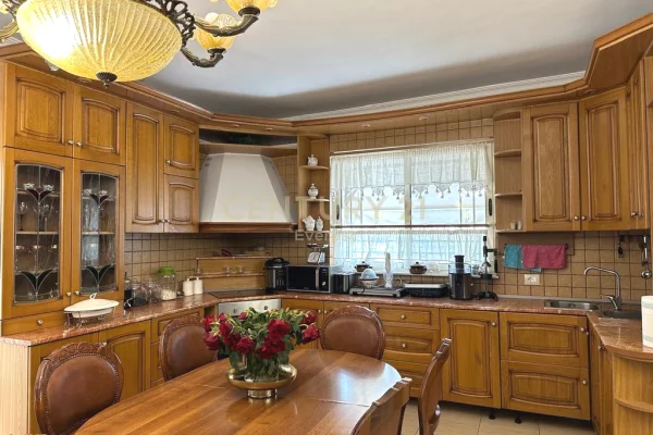 Shtepi ne shitje Apartament ne Tirane, 2+1, Mobilimi E mobiluar, Pagesa 250,000  Euro.