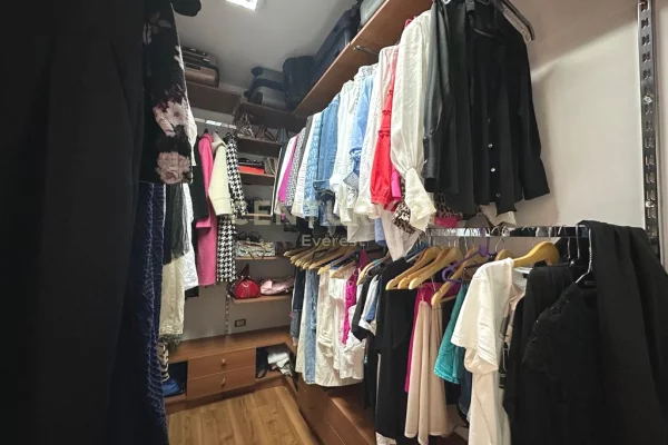 Shtepi ne shitje Apartament ne Tirane, 2+1, Mobilimi E mobiluar, Pagesa 250,000  Euro.