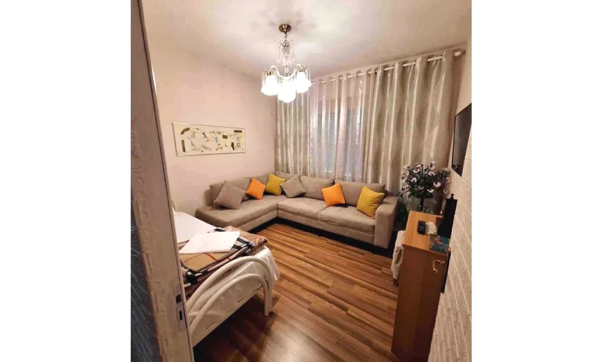 Shtepi ne shitje Apartament ne Tirane, 2+1, Mobilimi E mobiluar, Pagesa 185,000  Euro.