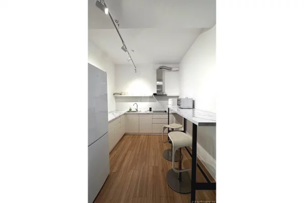 Jepet me qira ambient per zyra i mobiluar – Komuna e Parisit, prane Kika 2!