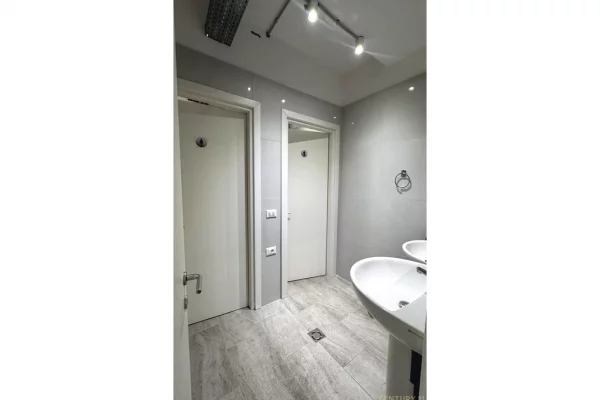 Jepet me qira ambient per zyra i mobiluar – Komuna e Parisit, prane Kika 2!