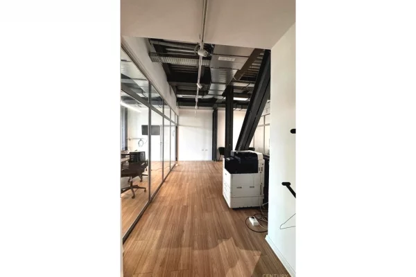 Jepet me qira ambient per zyra i mobiluar – Komuna e Parisit, prane Kika 2!