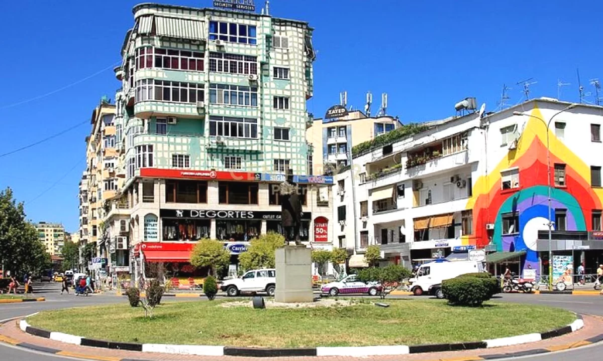 Ambient Komercial Ne Shitje ne Sheshi Willson, Stadiumi Dinamo