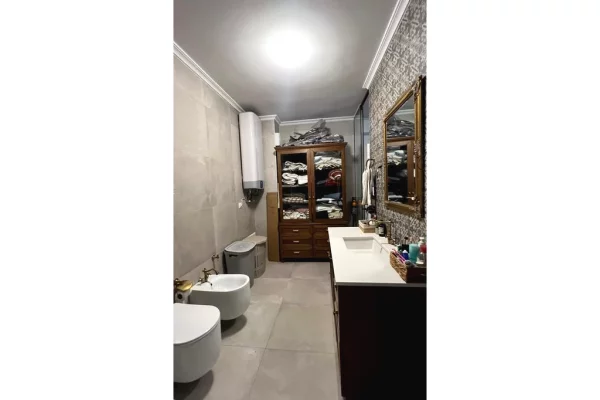 Shtepi ne shitje Apartament ne Tirane, 2+1, Mobilimi E mobiluar, Pagesa 255,000  Euro.