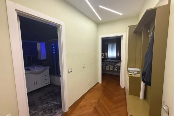 Shtepi ne shitje Apartament ne Tirane, 1+1, Mobilimi E mobiluar, Pagesa 305,000  Euro.
