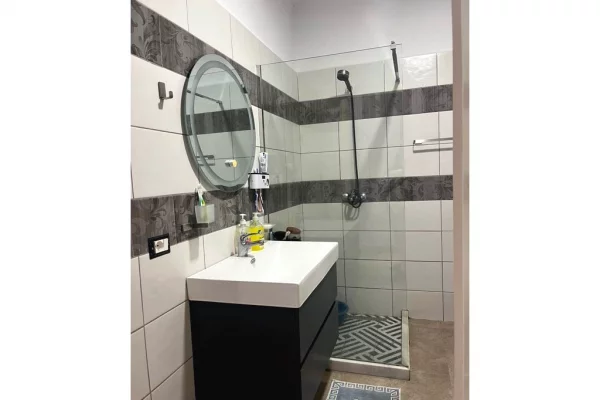 Shtepi me qera Apartament ne Tirane, 2+1, Mobilimi E mobiluar, Pagesa 85,000  Leke.