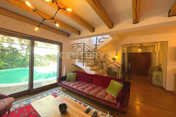 Shtepi me qera Vila Luksoze ne Tirane, 3+1, Mobilimi E mobiluar, Pagesa 4,500  Euro.