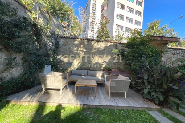 Shtepi me qera Vila Luksoze ne Tirane, 3+1, Mobilimi E mobiluar, Pagesa 4,500  Euro.