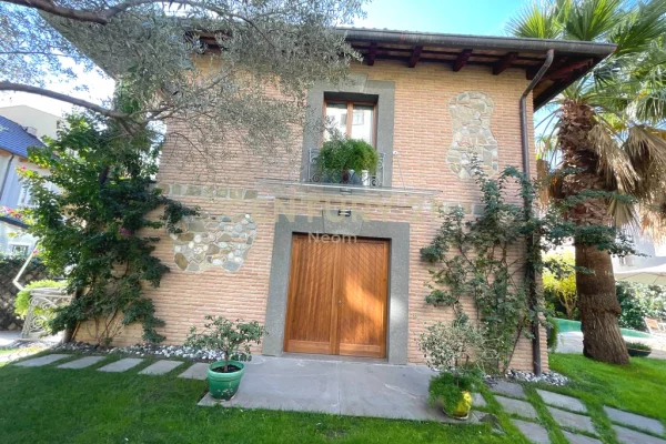 Shtepi me qera Vila Luksoze ne Tirane, 3+1, Mobilimi E mobiluar, Pagesa 4,500  Euro.