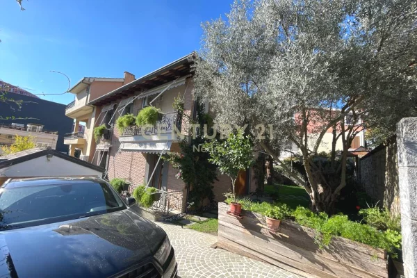 Shtepi me qera Vila Luksoze ne Tirane, 3+1, Mobilimi E mobiluar, Pagesa 4,500  Euro.