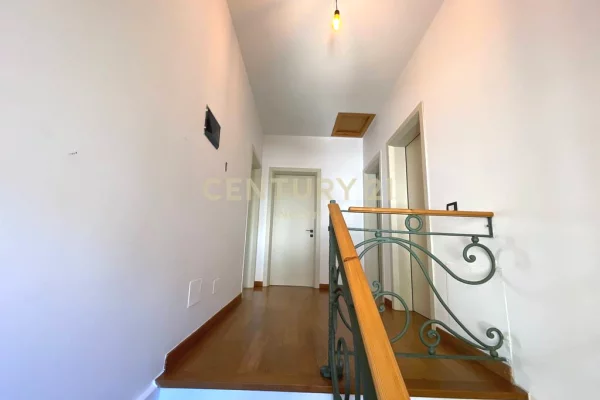 Shtepi me qera Vila Luksoze ne Tirane, 3+1, Mobilimi E mobiluar, Pagesa 4,500  Euro.