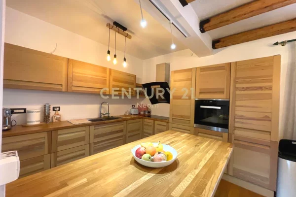 Shtepi me qera Vila Luksoze ne Tirane, 3+1, Mobilimi E mobiluar, Pagesa 4,500  Euro.