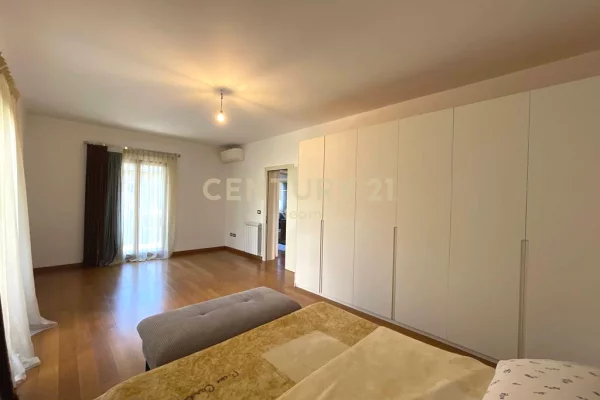 Shtepi me qera Vila Luksoze ne Tirane, 3+1, Mobilimi E mobiluar, Pagesa 4,500  Euro.