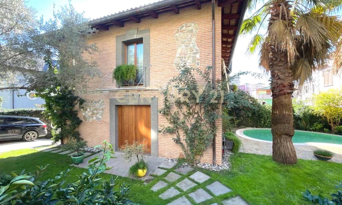 Shtepi me qera Vila Luksoze ne Tirane, 3+1, Mobilimi E mobiluar, Pagesa 4,500  Euro.