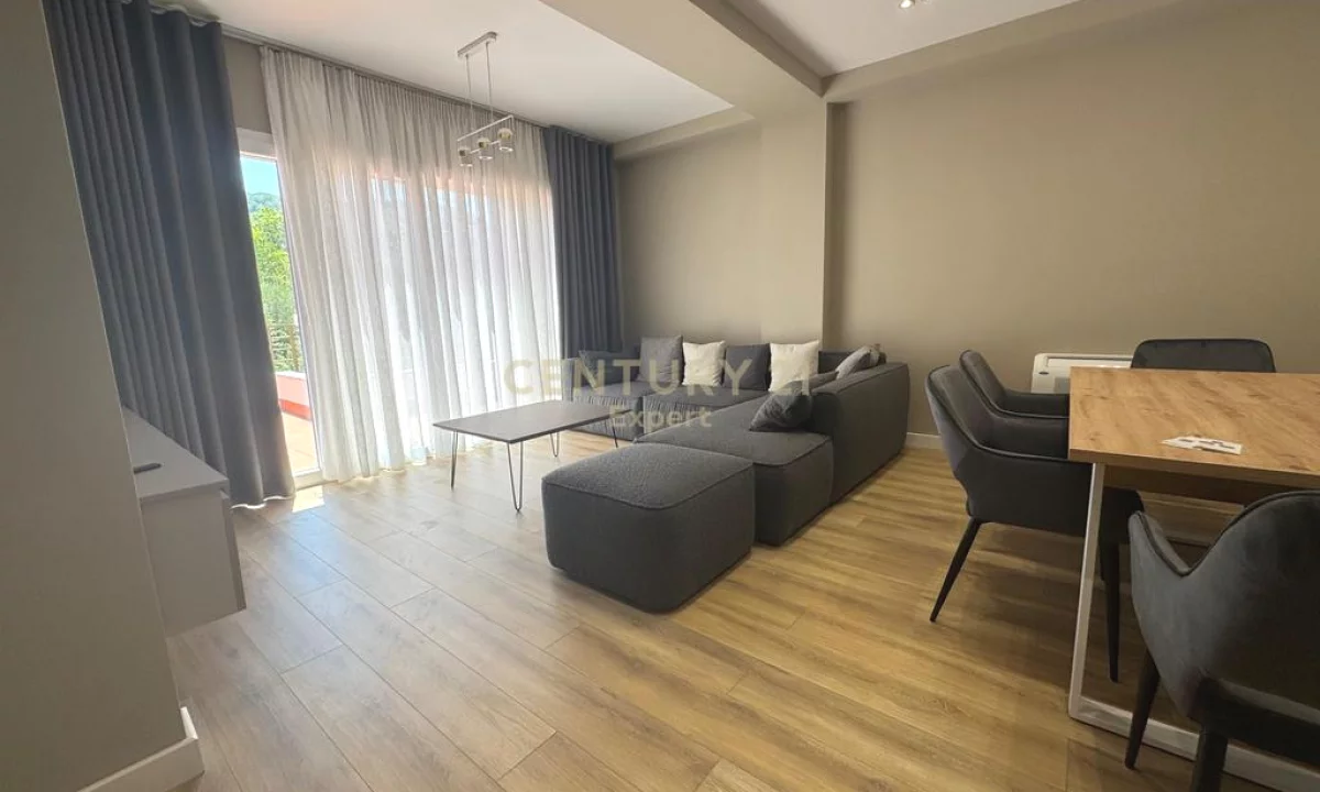 Shtepi me qera Duplex(shtepi me 2 kate) ne Tirane, 3+1, Mobilimi E mobiluar, Pagesa 2,000  Euro.