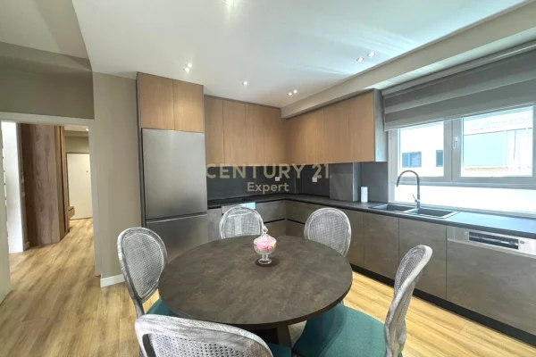 Shtepi me qera Duplex(shtepi me 2 kate) ne Tirane, 3+1, Mobilimi E mobiluar, Pagesa 2,000  Euro.