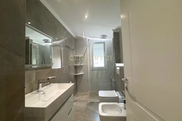 Shtepi me qera Duplex(shtepi me 2 kate) ne Tirane, 3+1, Mobilimi E mobiluar, Pagesa 2,000  Euro.