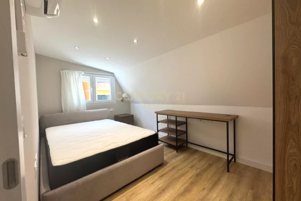 Shtepi me qera Duplex(shtepi me 2 kate) ne Tirane, 3+1, Mobilimi E mobiluar, Pagesa 2,000  Euro.