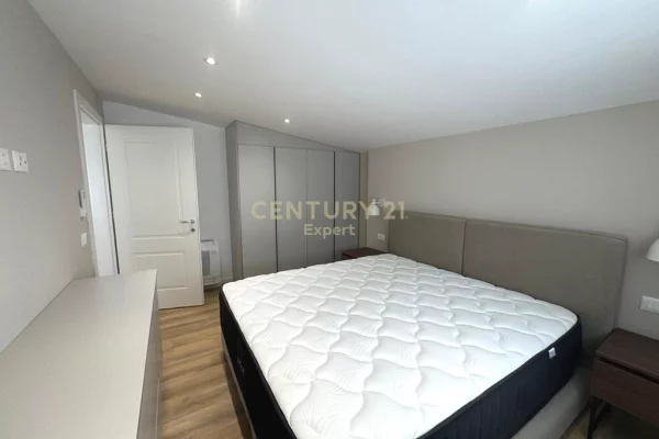 Shtepi me qera Duplex(shtepi me 2 kate) ne Tirane, 3+1, Mobilimi E mobiluar, Pagesa 2,000  Euro.