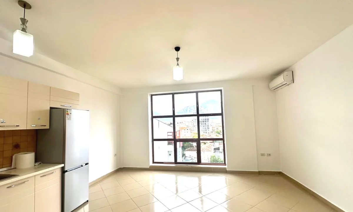 Shtepi me qera Apartament ne Tirane, 3+1, Mobilimi Pjeserisht e mobiluar, Pagesa 700  Euro.