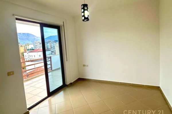 Shtepi me qera Apartament ne Tirane, 3+1, Mobilimi Pjeserisht e mobiluar, Pagesa 700  Euro.